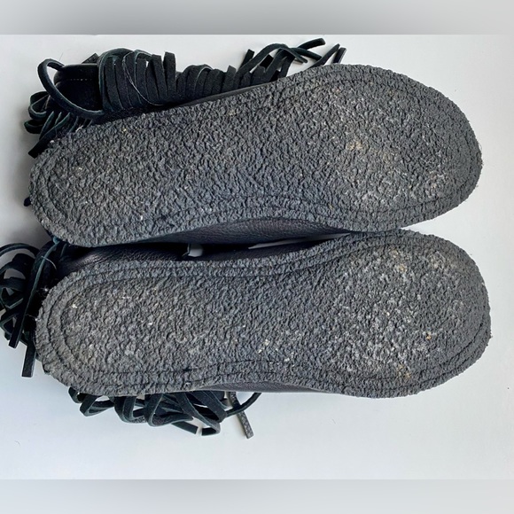 Leather fringe moccasin with crepe sole. - Picture 2 of 5